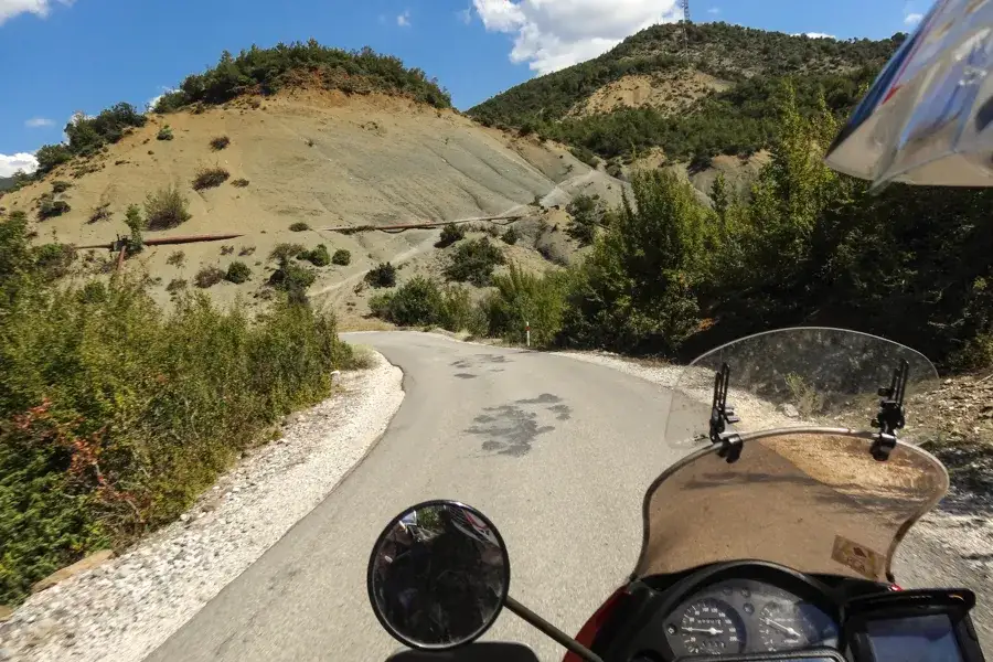Zdjęcie Najpiękniejsze trasy motocyklowe w Albanii: malownicze drogi i praktyczne porady