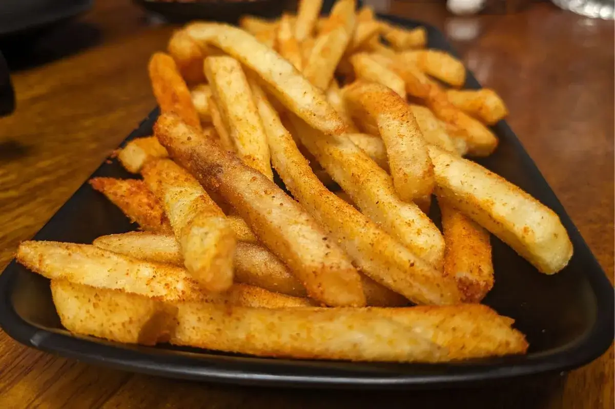 Zdjęcie Ile smażyć frytki we frytkownicy, aby były idealnie chrupiące?