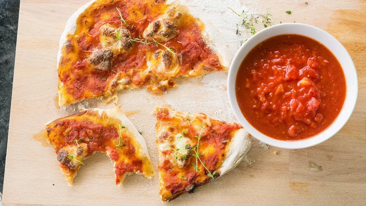 Zdjęcie Czym posmarować spód pizzy, aby uniknąć miękkości i cieszyć się smakiem