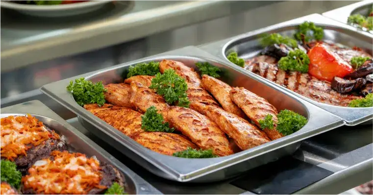 Zdjęcie Ile kosztuje catering na 15 osób? Sprawdź, by uniknąć wysokich wydatków