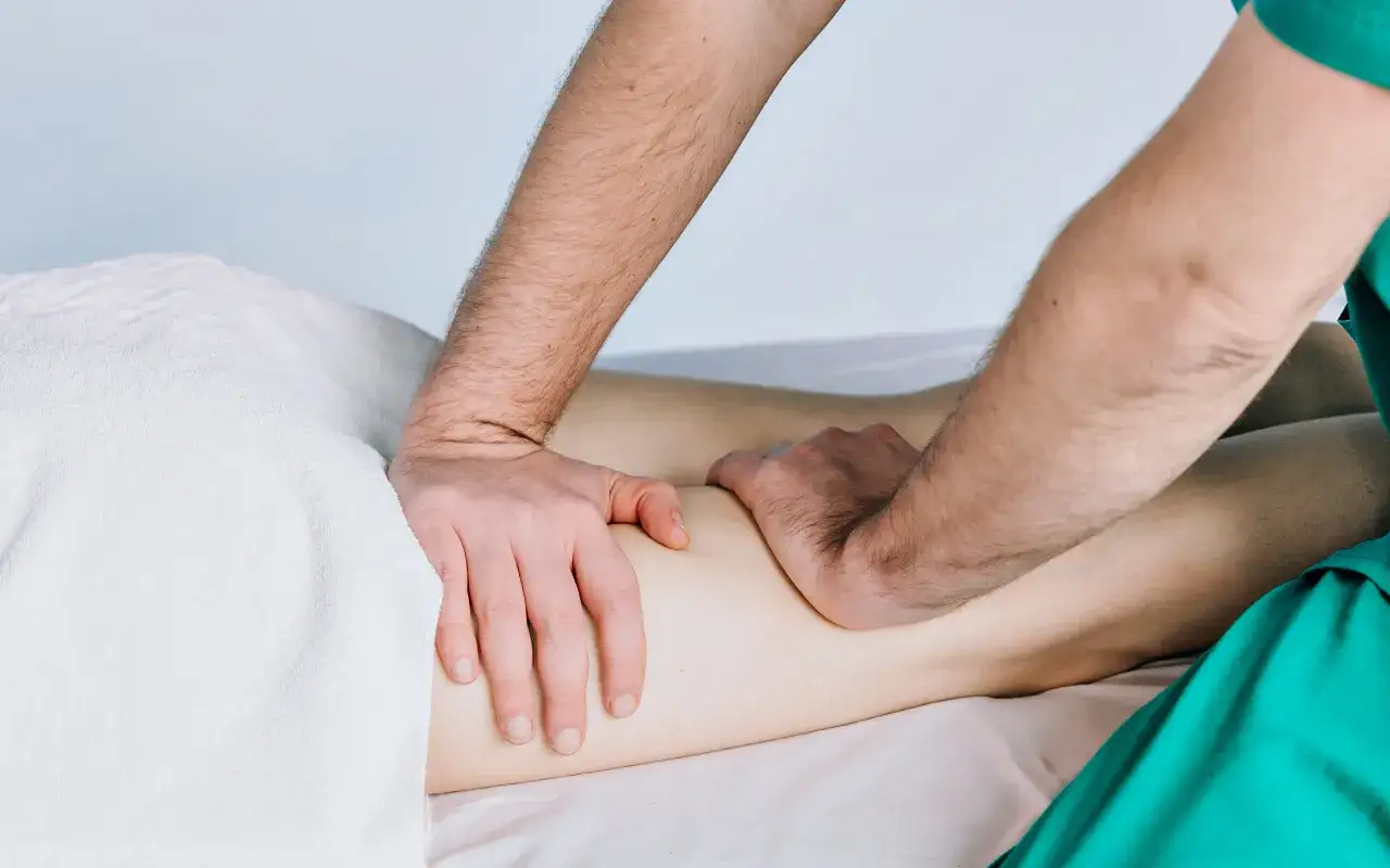 Zdjęcie Masaż nóg na co pomaga: ulga w zmęczeniu i obrzękach nóg