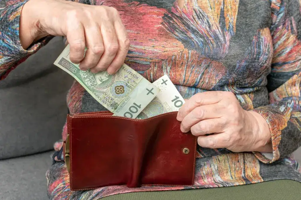 Zdjęcie Ile kosztuje paszport dla emeryta? Zniżki i ulgi, które warto znać