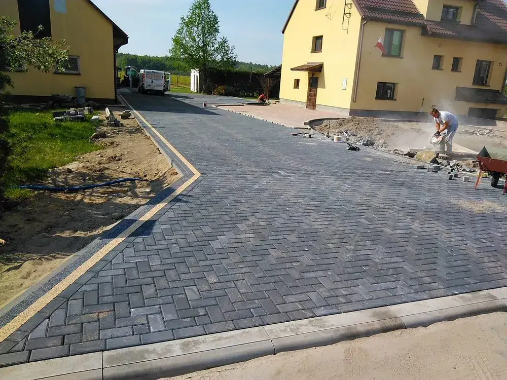 Zdjęcie Jaki żwir pod kostkę brukową wybrać, aby uniknąć problemów z nawierzchnią?