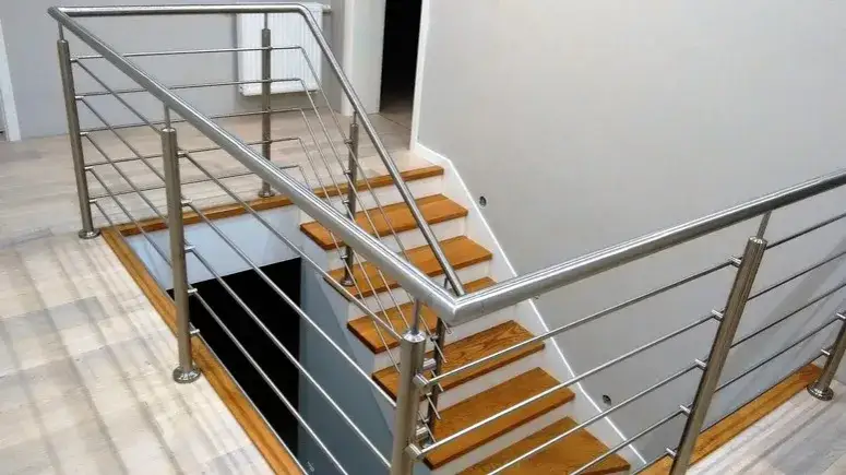 Zdjęcie Jak skutecznie czyścić balustrady ze stali nierdzewnej bez uszkodzeń i z trwałym połyskiem
