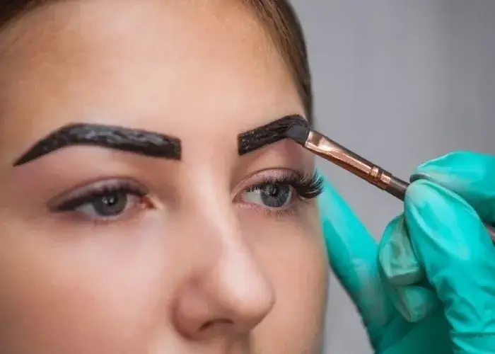 Zdjęcie Jak długo utrzymuje się henna pudrowa na brwiach? Sprawdź to!