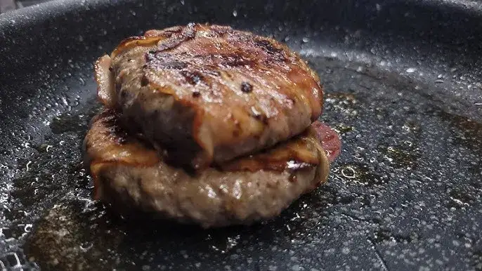 Zdjęcie Jak usmażyć burgera na patelni, by był soczysty i idealny