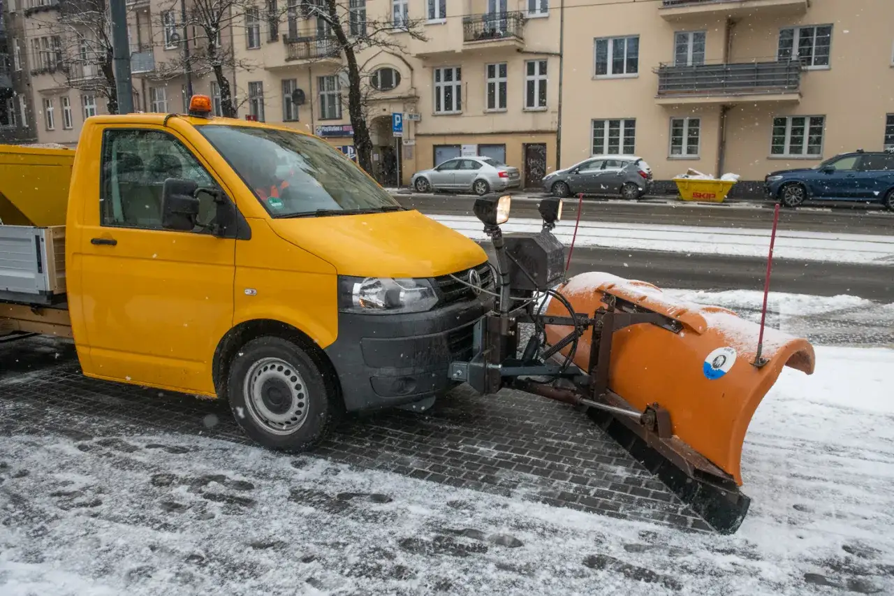 Zdjęcie Czy wolno sypać solą chodniki? Sprawdź przepisy i konsekwencje