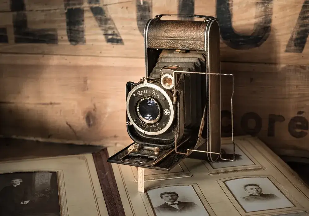 Zdjęcie Jak wyglądał pierwszy aparat fotograficzny? Fascynująca historia i design
