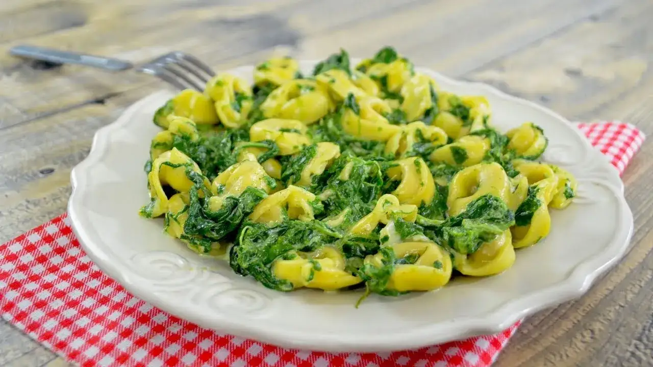 Zdjęcie Jak szybko gotować tortellini z Biedronki, aby nie skleiły się?