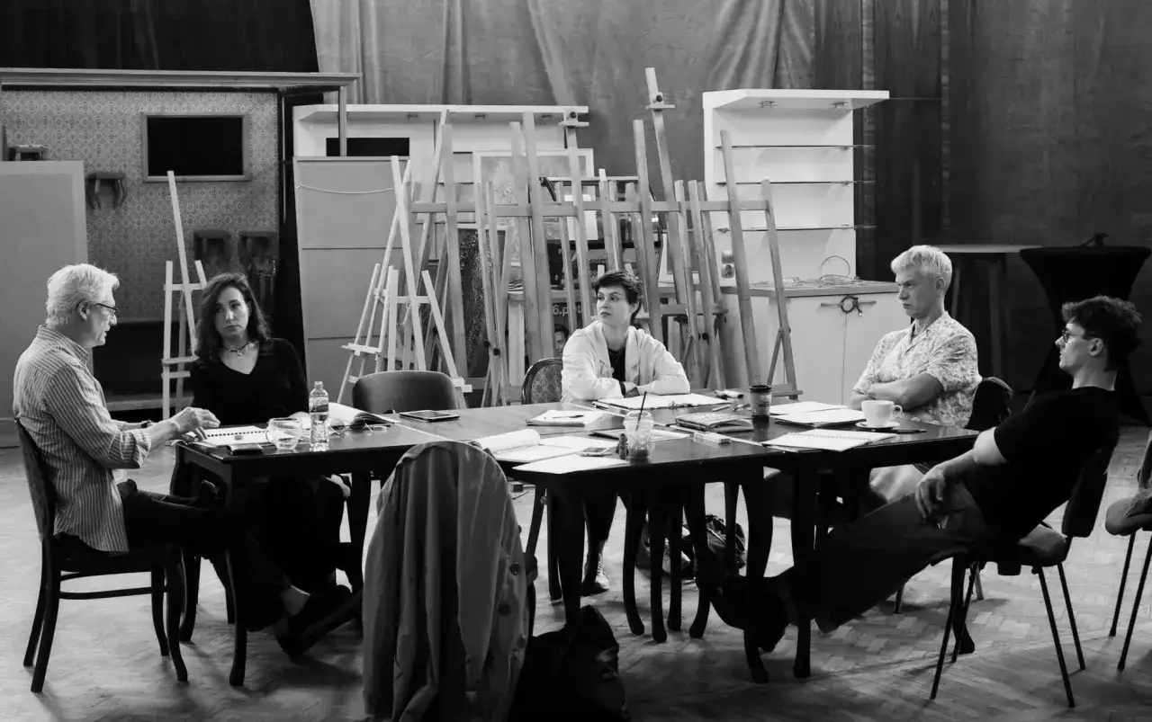 Zdjęcie Opinie o spektaklu ART w Teatrze 6 Piętro – co mówią widzowie?