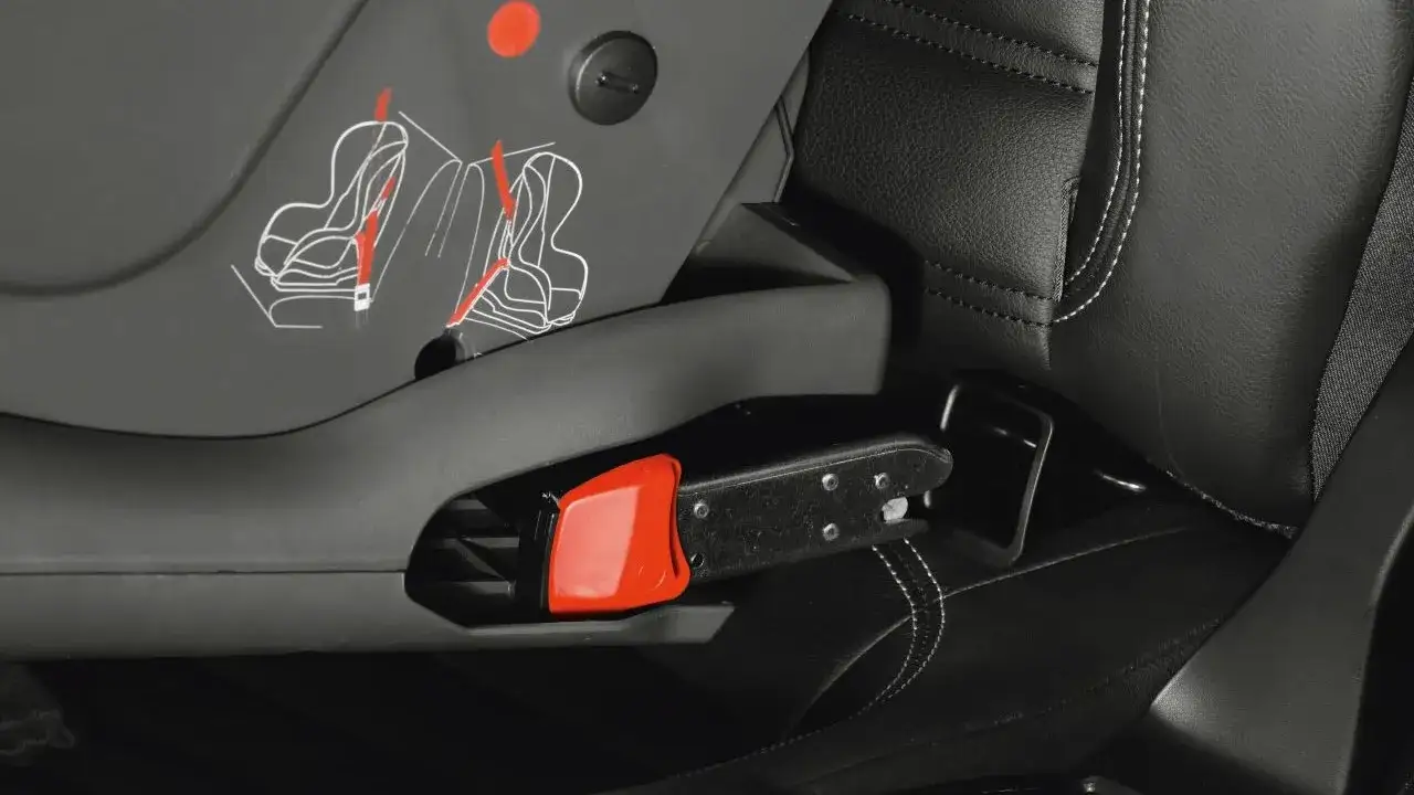 Zdjęcie Czy fotelik z isofix można zamontować pasami? Sprawdź, zanim zainstalujesz