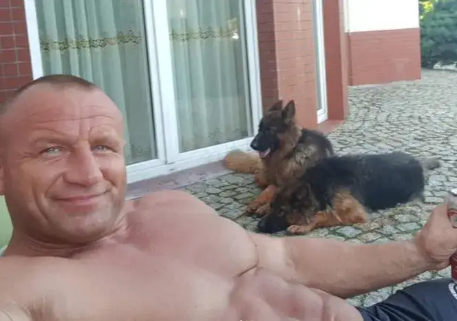 Zdjęcie Gdzie mieszka Pudzian? Tajemnice życia Mariusza Pudzianowskiego w Białej Rawskiej