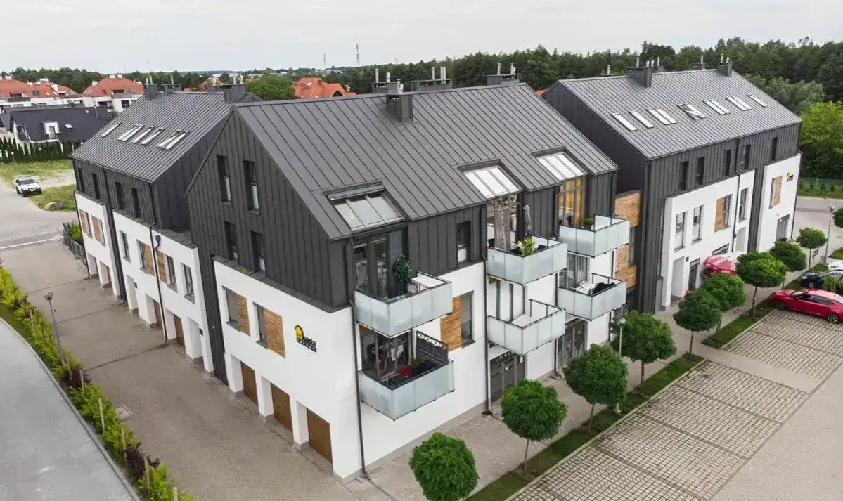 Zdjęcie Ile kosztuje położenie blachy na dach? Sprawdź ceny i ukryte koszty