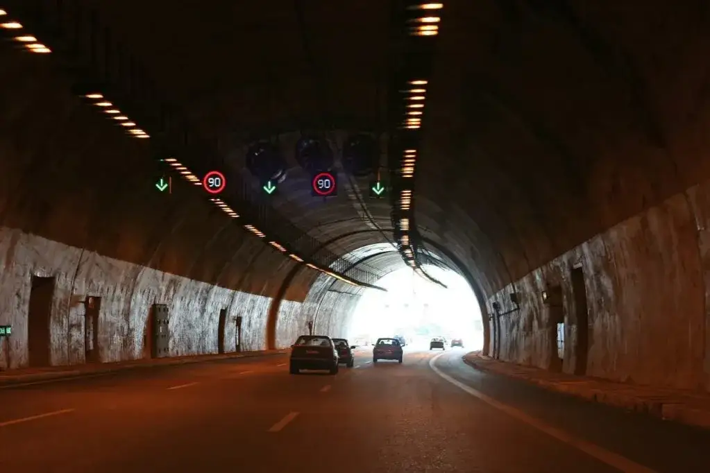 Zdjęcie Czy kierując samochodem osobowym w tunelu 600 m muszę utrzymywać odstęp?