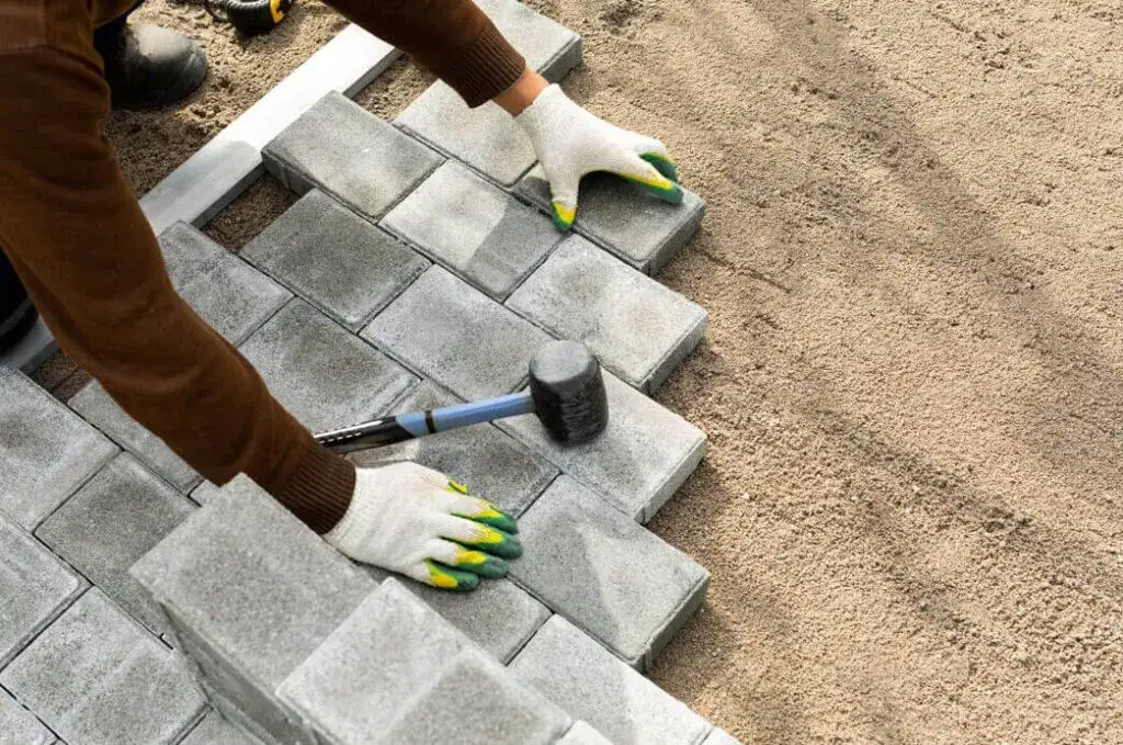 Zdjęcie Jaki cement pod kostkę brukową zapewni trwałość i stabilność?