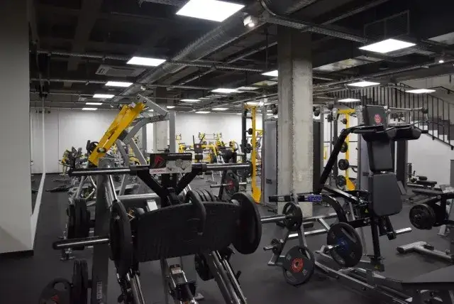 Zdjęcie Gdzie znaleźć najlepsze kluby CrossFit w Katowicach i ich godziny otwarcia