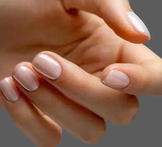 Zdjęcie Co to znaczy manicure hybrydowy? Odkryj jego zalety i zastosowanie