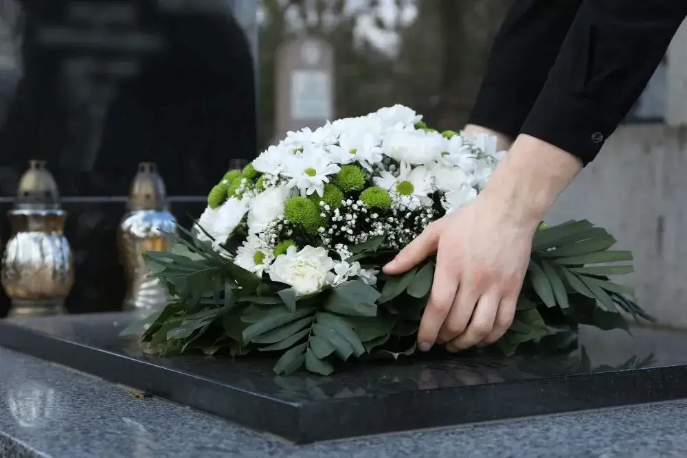 Zdjęcie Kwiaty na cmentarz: wybierz trwałe gatunki na każdą porę roku