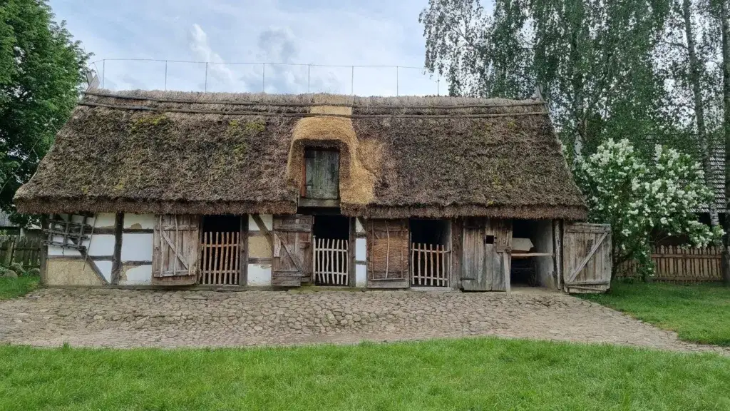 Zdjęcie Godziny otwarcia skansenu w Dziekanowicach &ndash; nie przegap wizyty!