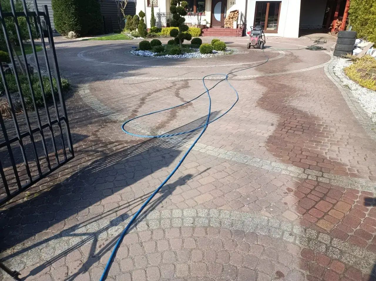 Zdjęcie Jak skutecznie zmyć cement z kostki: 5 sprawdzonych metod