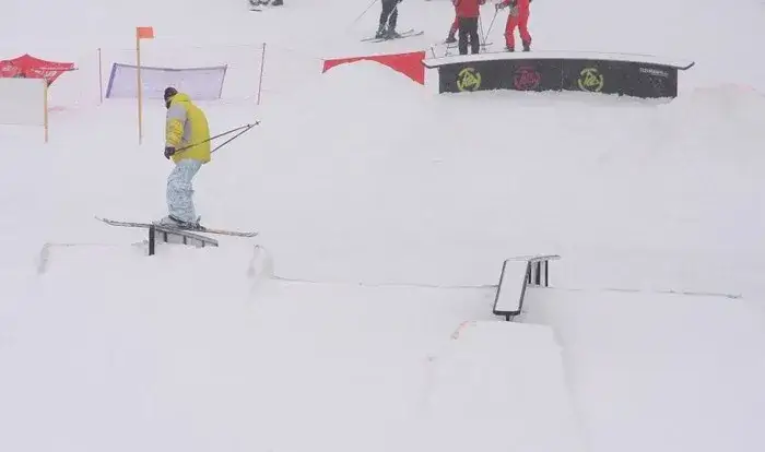 Zdjęcie Snowpark &Scaron;trbsk&eacute; Pleso: Przewodnik po przeszkodach, cenach i warunkach