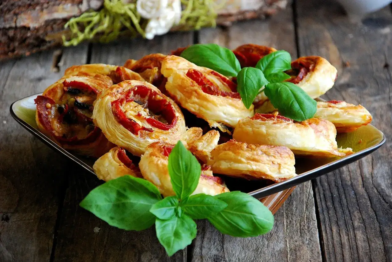Zdjęcie Przepisy na ciasto francuskie z salami, które zaskoczą Twoich gości
