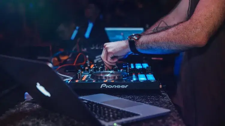 Zdjęcie Co robi DJ? Poznaj tajniki pracy DJ-a i jego obowiązki