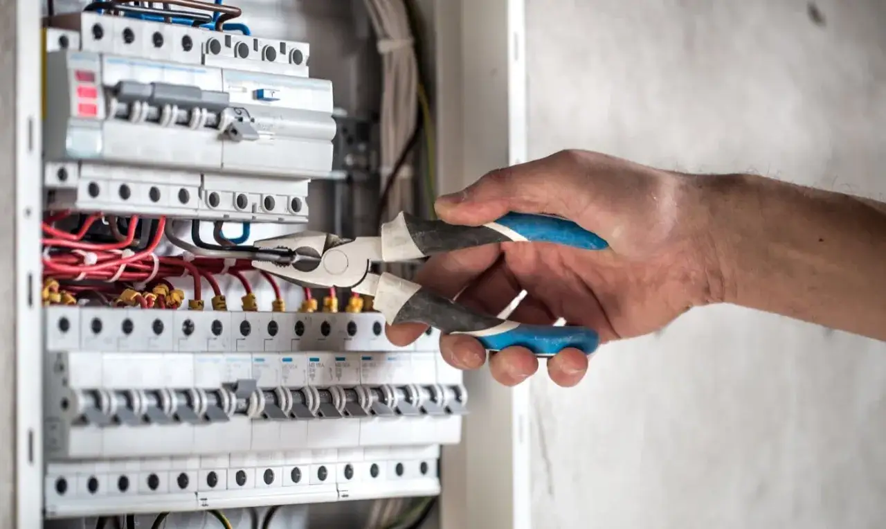 Zdjęcie Na jakiej wysokości skrzynka elektryczna? Kluczowe zasady i błędy