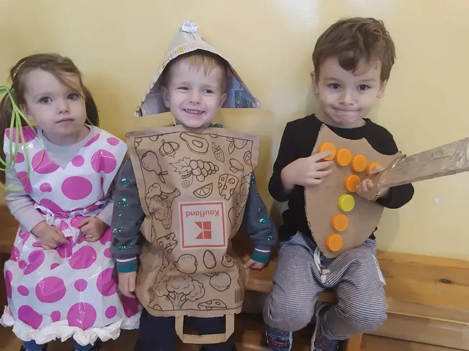 Zdjęcie Jak zrobić str&oacute;j z recyklingu dla chłopca - kreatywne pomysły na DIY