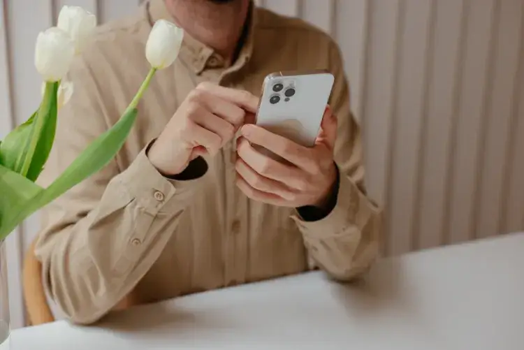 Zdjęcie Czy telefon psuje wzrok? Poznaj prawdę i skuteczne sposoby ochrony oczu