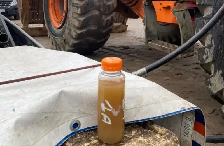 Zdjęcie Jak sprawdzić poziom oleju hydraulicznego w koparce, aby uniknąć awarii