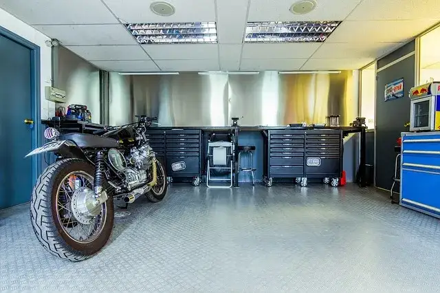 Zdjęcie Co potrzebne do warsztatu motocyklowego? Kluczowe narzędzia i wyposażenie