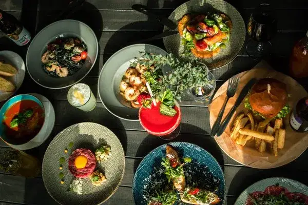 Zdjęcie Gdzie zjeść w Dębkach? Najlepsze restauracje i smaki na wyciągnięcie ręki