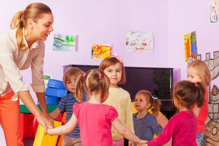 Zdjęcie Ile godzin pracuje pomoc nauczyciela w przedszkolu? Sprawdź wymiar godzinowy i obowiązki