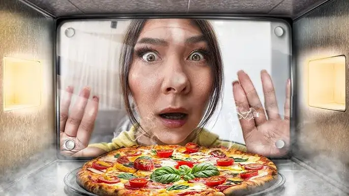 Zdjęcie Jak podgrzać mrożoną pizzę w mikrofali, by uniknąć gumowatości?
