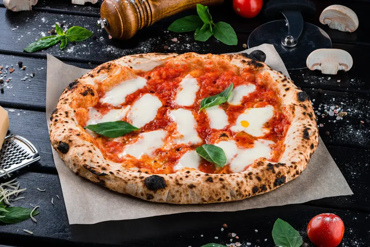 Zdjęcie Skąd wywodzi się pizza? Odkryj jej fascynującą historię i tradycje