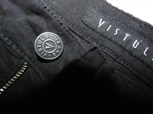 Zdjęcie Co warto wiedzieć o jeansach marki Vistula? Oceniamy jakość i styl