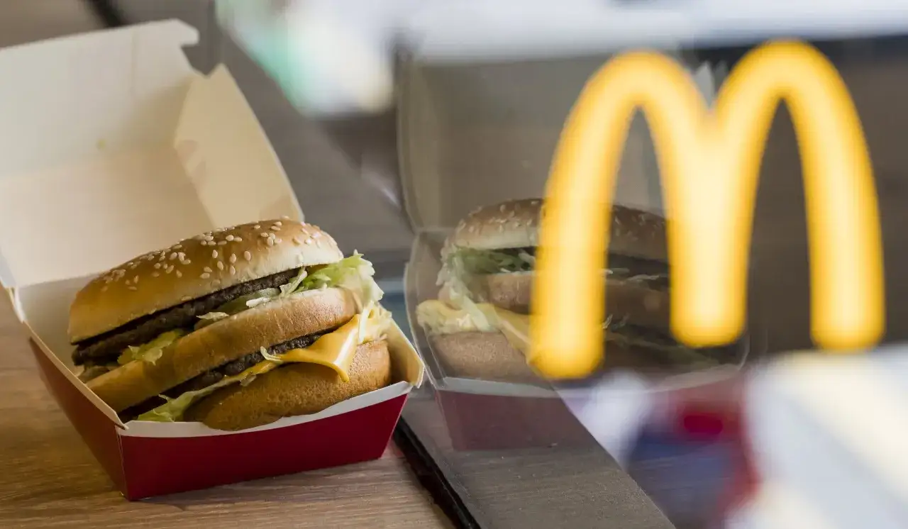 Zdjęcie Ile kosztuje burger w McDonald's i innych fast foodach? Ceny 2023