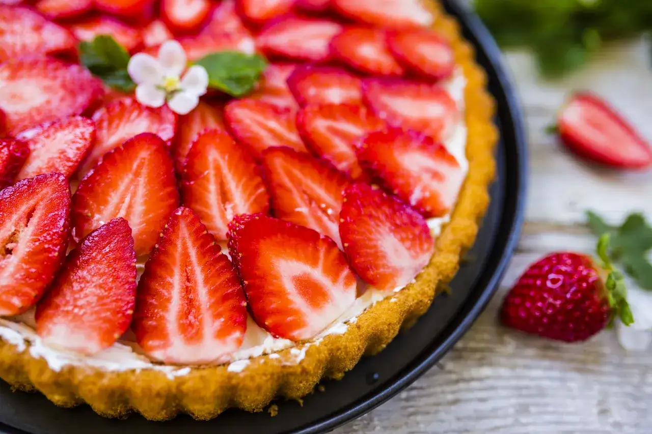 Zdjęcie Prosty przepis na ciasto tarte z truskawkami, które zachwyci każdego