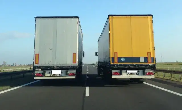Zdjęcie Czy ciężar&oacute;wki mogą wyprzedzać na autostradzie? Zasady i wyjątki