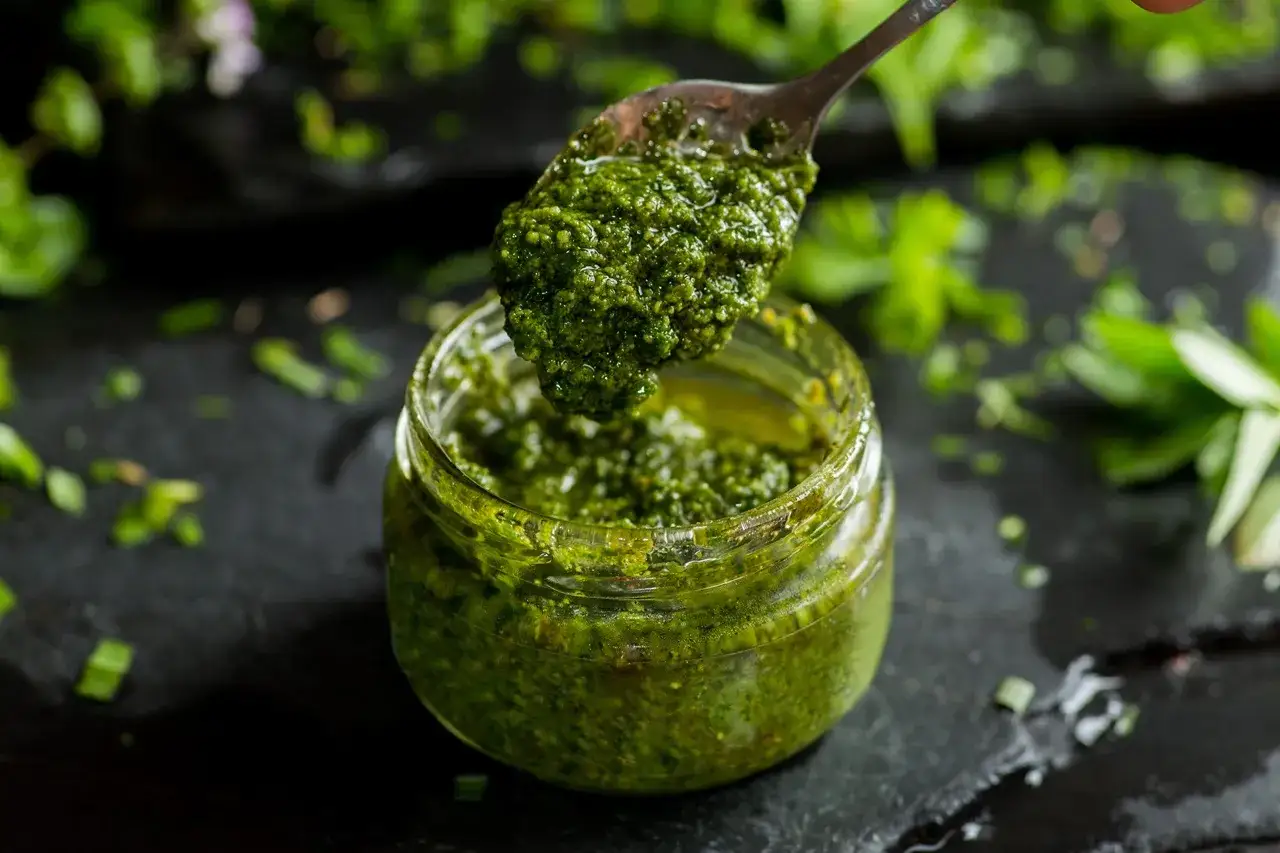 Zdjęcie Czy pesto jest dietetyczne? Odkryj jego kaloryczność i wartości odżywcze