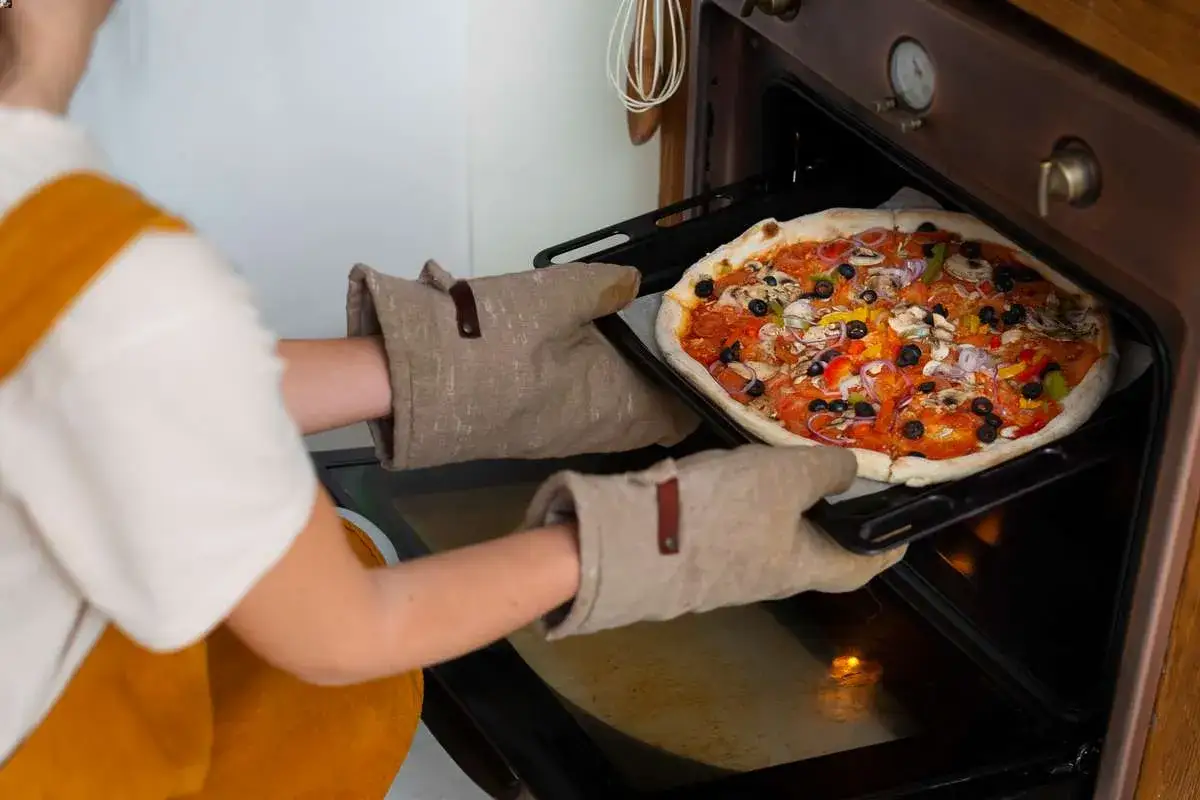 Zdjęcie Ile piec pizzę w 250 stopniach, aby uniknąć niedopieczonego ciasta?