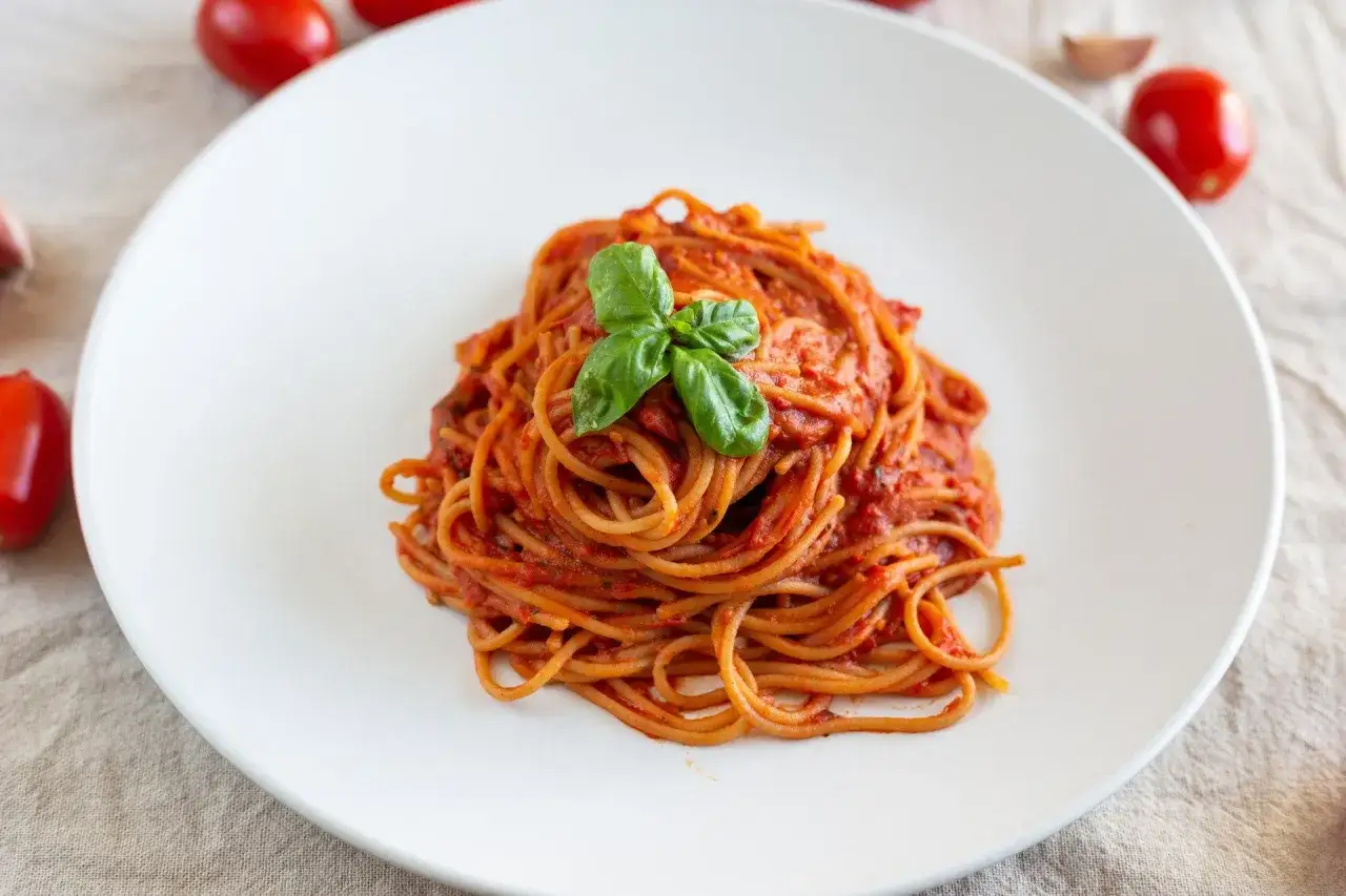 Zdjęcie Spaghetti po neapolitańsku: Sekret prawdziwego sosu bez mięsa