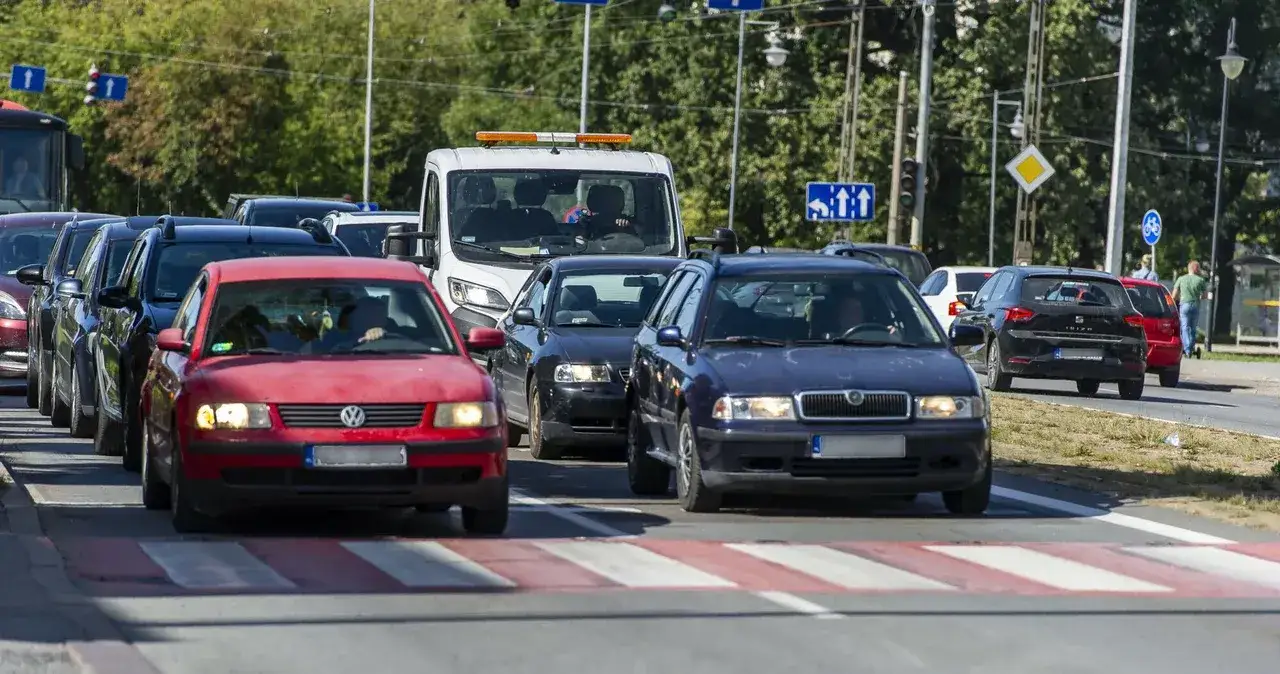 Zdjęcie Czy w terenie zabudowanym można wyprzedzać? Poznaj zasady i ograniczenia