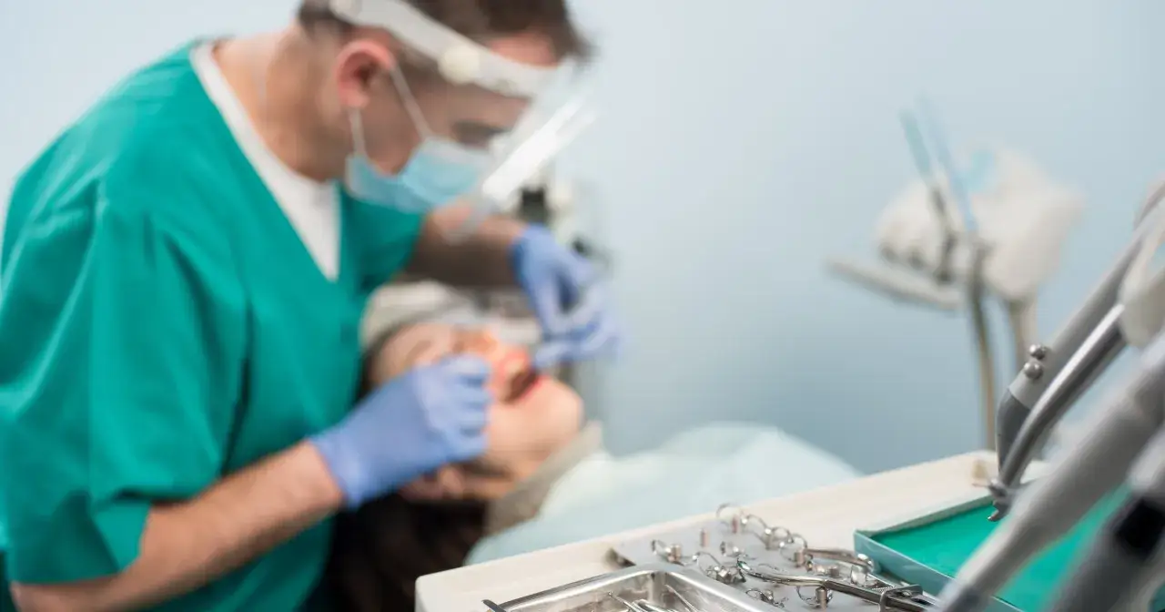 Zdjęcie Ile po wizycie u dentysty nie można jeść? Sprawdź, dlaczego warto czekać
