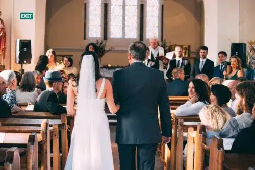Zdjęcie Jak ojciec prowadzi córkę do ołtarza – symbolika, tradycja i praktyczne porady