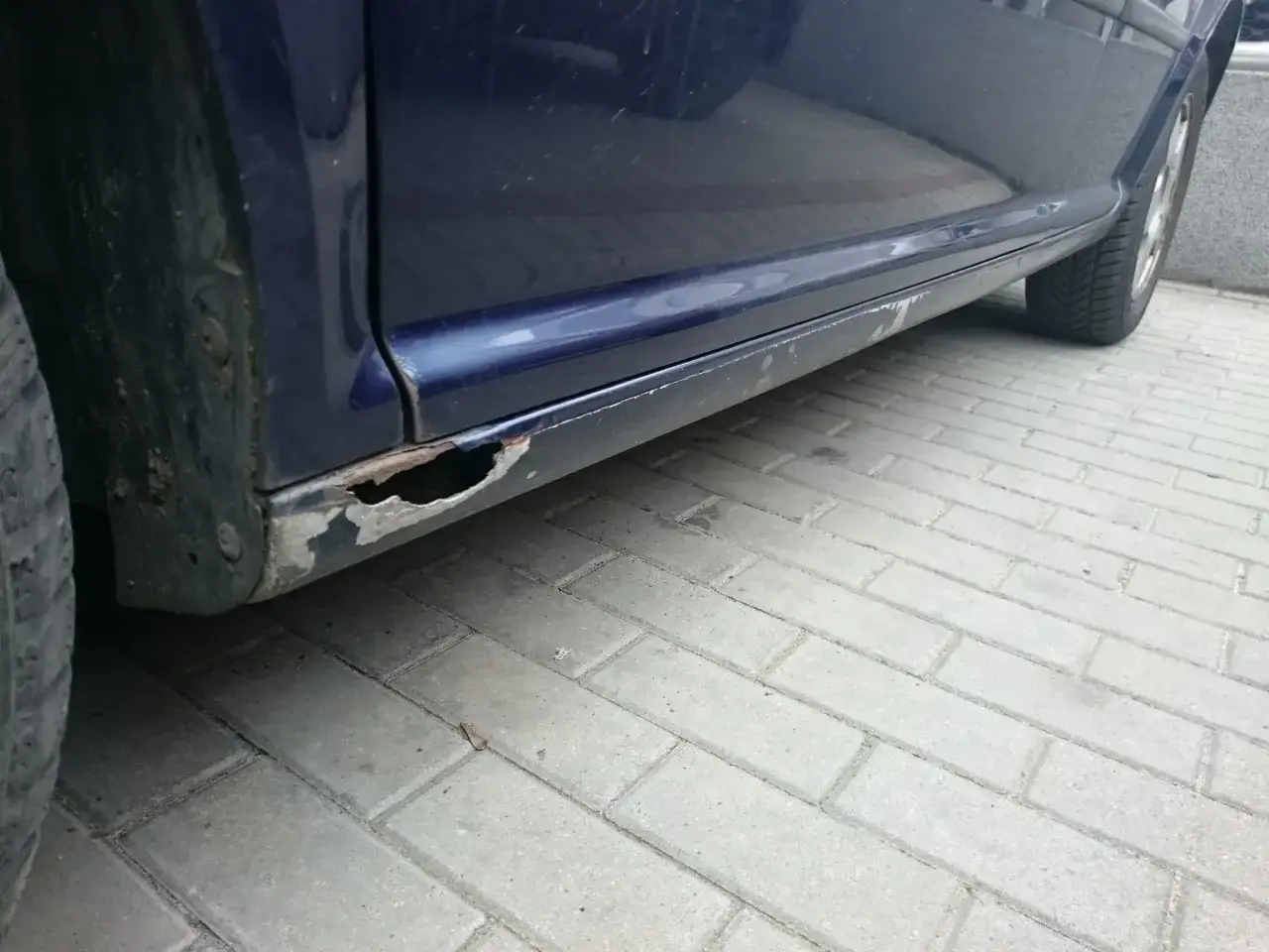 Zdjęcie Jak załatać dziurę w progu samochodu - uniknij kosztownych napraw