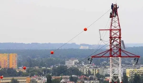 Zdjęcie Po co kule na kablach wysokiego napięcia? Klucz do bezpieczeństwa lotniczego