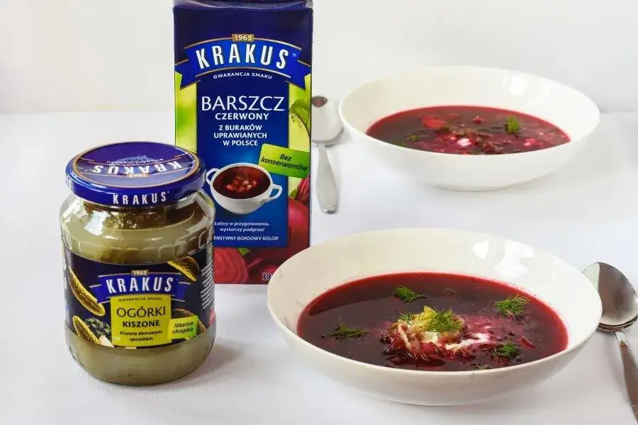Zdjęcie Kiszone przysmaki barszcz czerwony i kiszone ogórki