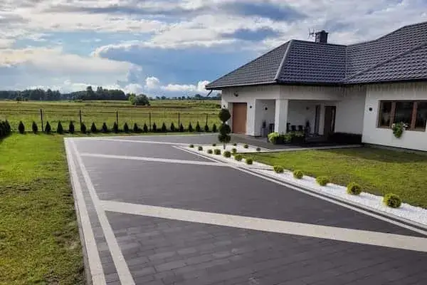 Zdjęcie Jak ułożyć kostkę brukową na podjeździe bez błędów i stresu